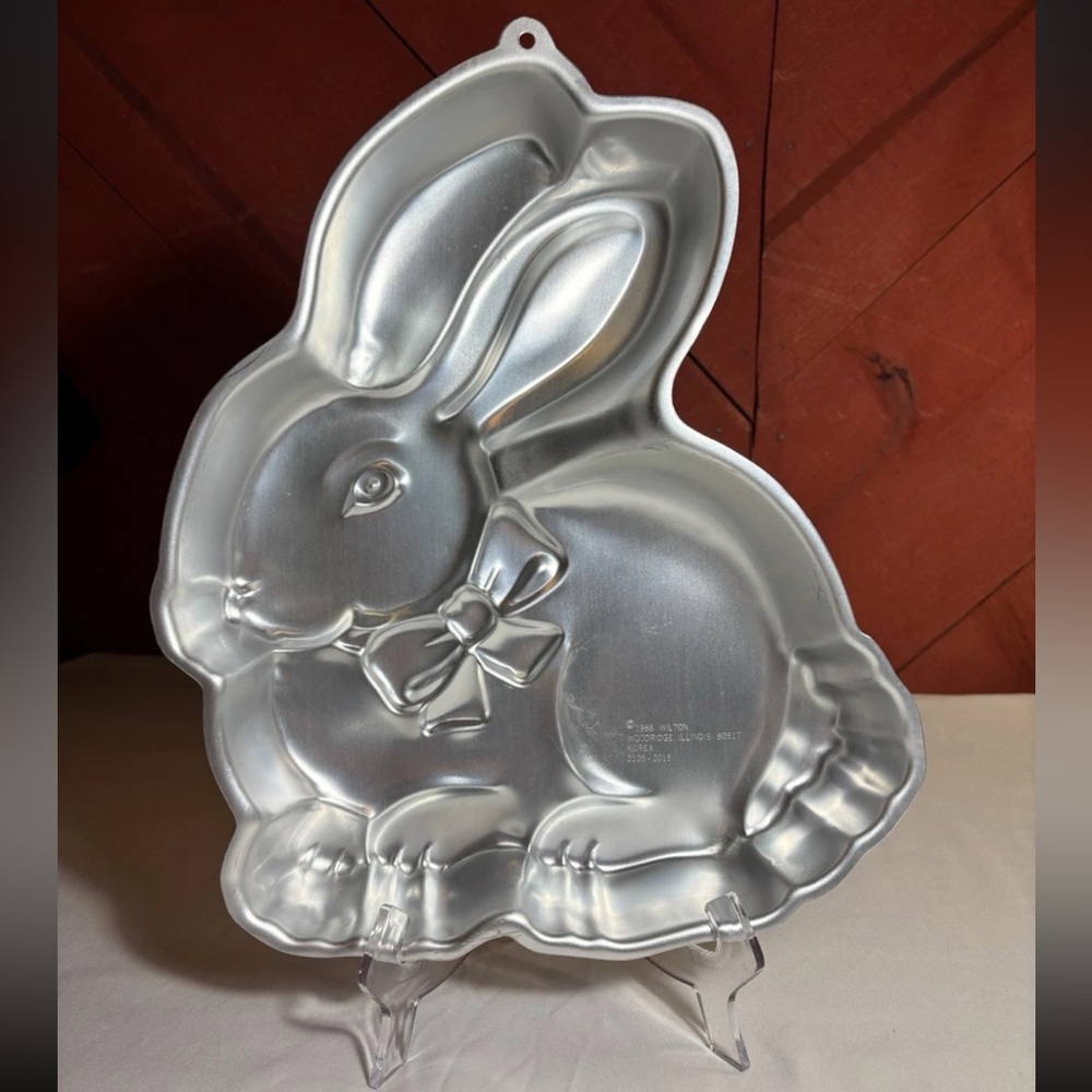 Vintage 1986 Wilton Easter Bunny Rabbit Cake Pan 2105-2015 Made In Korea